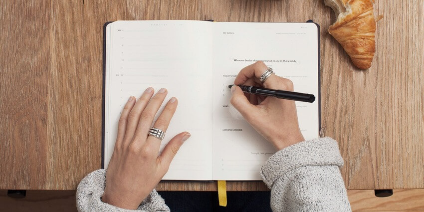 Autorin arbeitet checkliste ab