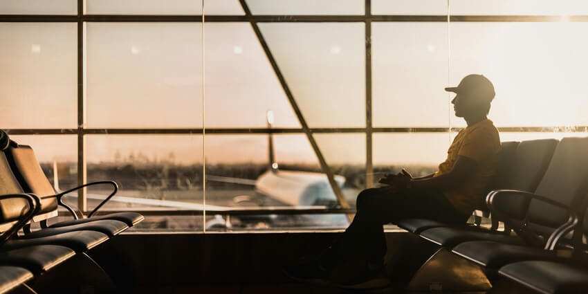 Autor wartet am Flughafen