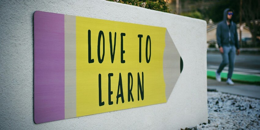 Stift an Mauer mit dem Satz 'Love to learn'